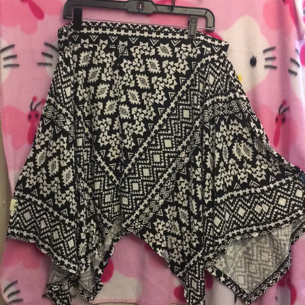 Rue 21 Black/White Tribal Hankerchief Skirt XL